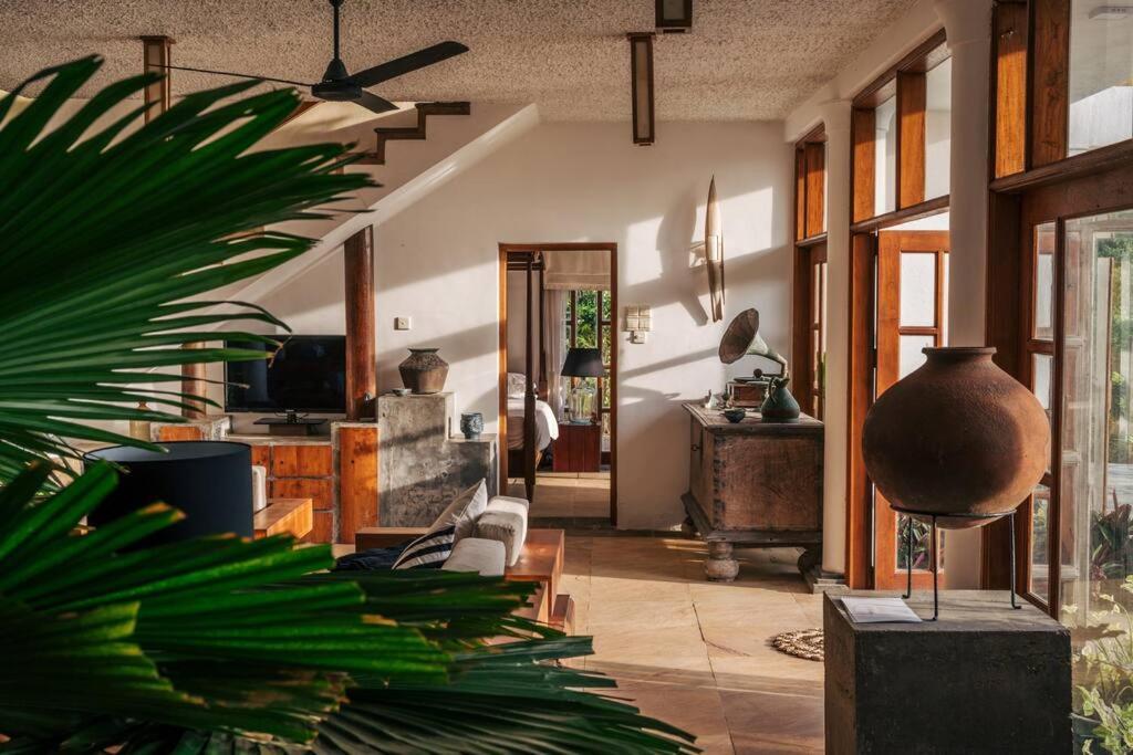 Santi Beach House With Pool & Beach 韦利格默 外观 照片